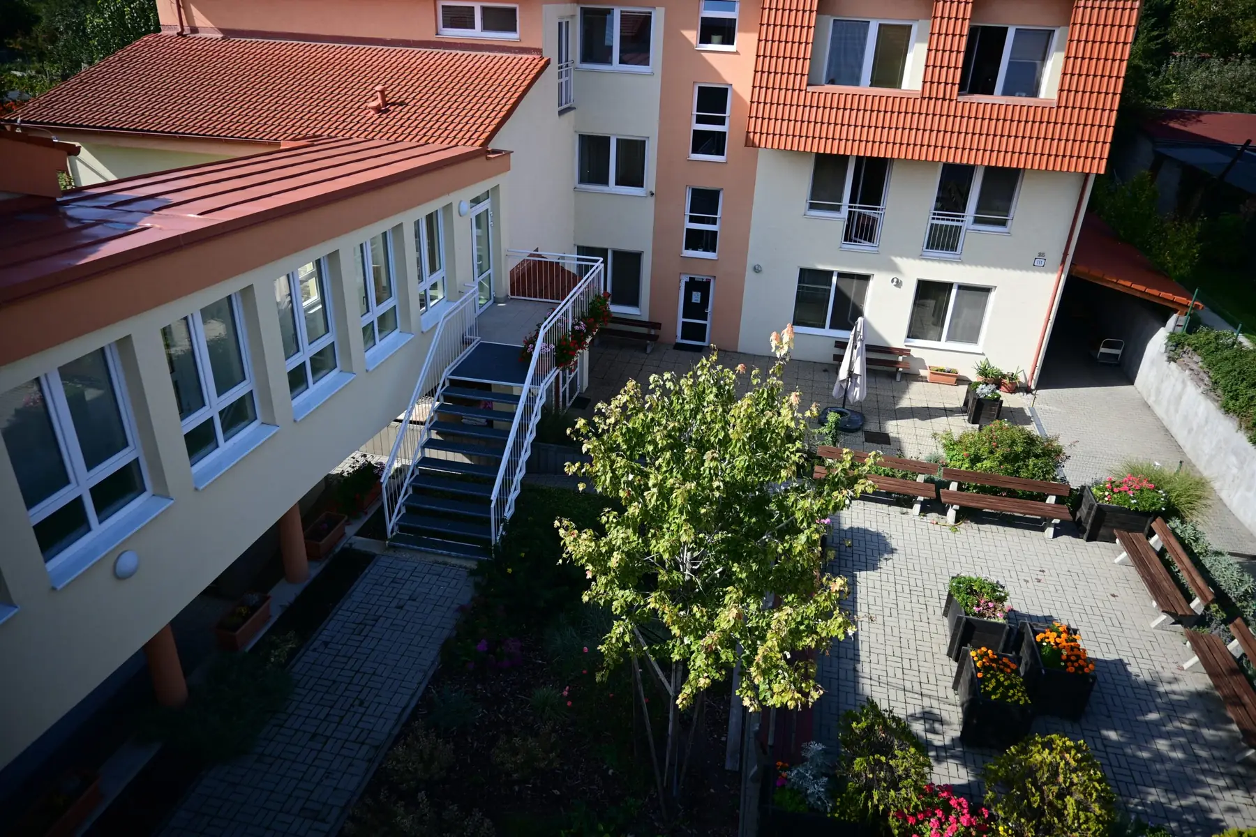 Vnútorný dvor zariadenia s posedením